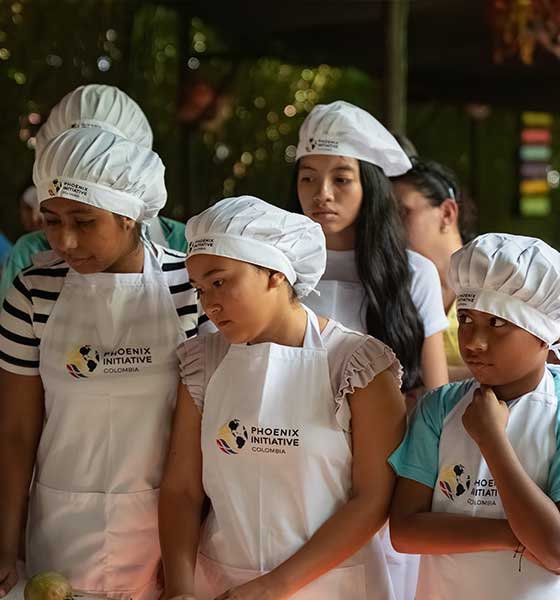 Enfants en train d’assister à un cours de cuisine